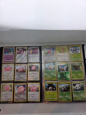 de nombreuses cartes Pokémon exposées au mur