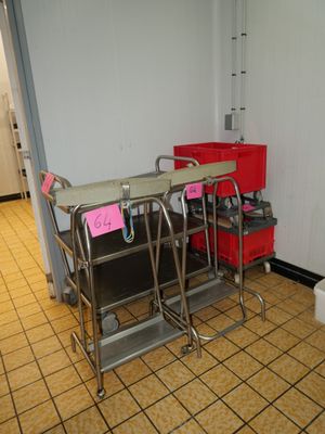 une photo d'une chambre d'hôpital avec une table et des chaises
