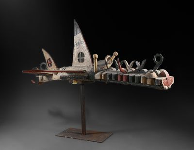 une photo représentant une sculpture représentant un bateau posée sur un socle métallique