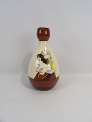 un petit vase orné d'une image représentant une femme