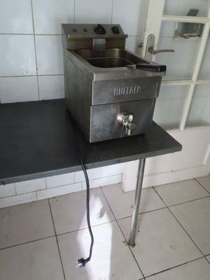 une cuisinière posée sur une table dans une cuisine