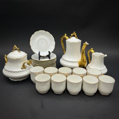 un grand nombre de tasses et de soucoupes posées sur une table