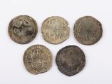 quatre pièces d'argent, dont l'une porte une couronne et l'autre est ornée d'une couronne