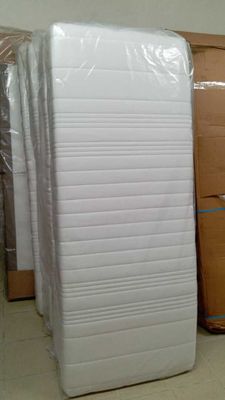 de nombreux cartons de matelas et des piles de cartons par terre