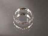 une bague posée sur une table