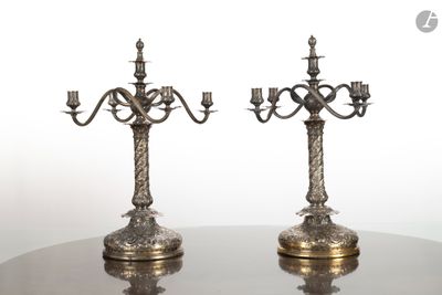 deux bougies posées sur une table