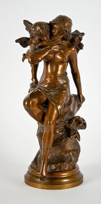 une image représentant une statue en bronze d'une femme avec un oiseau sur l'épaule