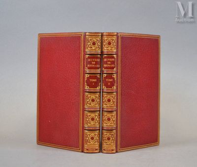 un vieux livre à la couverture rouge et aux bordures dorées sur un fond blanc