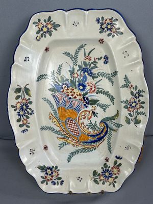 une assiette avec un motif floral sur une table