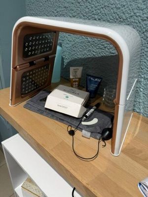 un petit bureau surmonté d'un miroir
