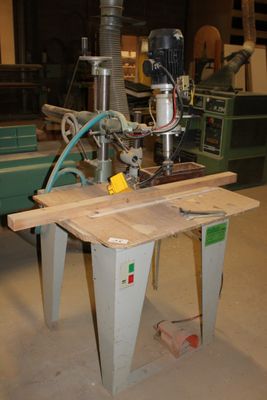 une machine posée sur une table dans une pièce