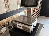 une photo d'une caisse enregistreuse posée sur un comptoir dans un magasin