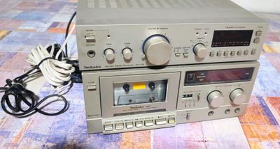 deux appareils radio posés sur une table, munis d'un cordon d'alimentation