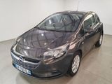 L'Opel grise est garée dans une grande pièce aux murs blancs.