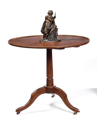 une table ancienne sur laquelle trône la statue d'un homme