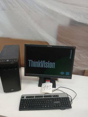 un ordinateur de bureau posé sur une table avec un clavier et une souris