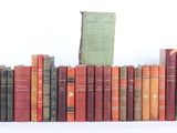 un grand nombre de livres empilés les uns sur les autres