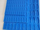 un gros plan sur un morceau de plastique bleu posé sur une table