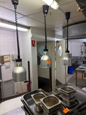 une cuisine équipée d'une cuisinière, d'un évier et d'autres appareils électroménagers