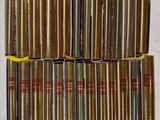 un grand nombre de vieux livres empilés les uns sur les autres