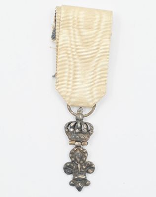 gros plan d'une médaille sur fond blanc