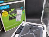 une boîte contenant un ordinateur portable, posée sur une table