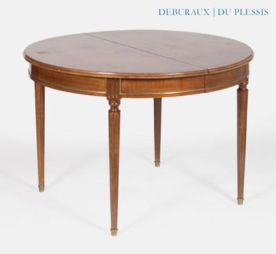 une table à manger ovale avec deux rallonges en haut et deux rallonges en bas