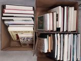 une boîte pleine de livres posée sur le sol