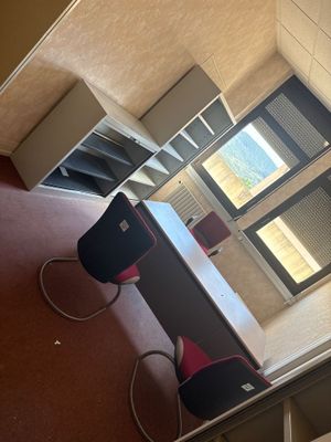 deux chaises et une table dans une pièce dotée d'une fenêtre
