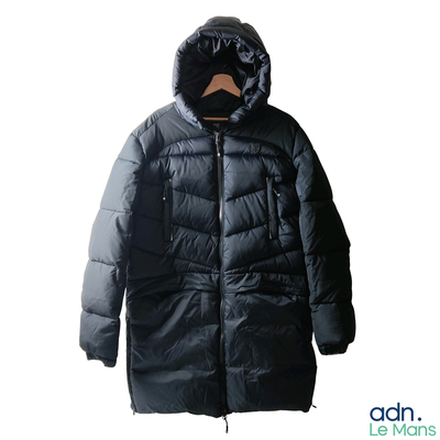 une veste noire à capuche suspendue à un cintre