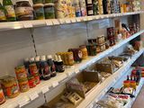 Ce magasin regorge de rayons remplis de produits alimentaires et de condiments.