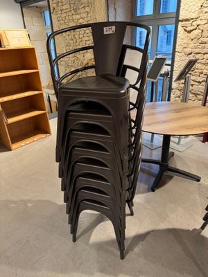 une pile de chaises et une table dans une pièce