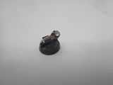 gros plan d'une bague en argent sur une surface blanche