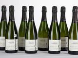 six bouteilles de vin sont alignées dans une rangée