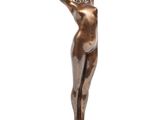 statue en bronze représentant une femme les mains levées