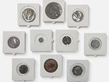 tout un tas de pièces de monnaie de toutes sortes accrochées au mur