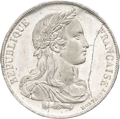 une vieille pièce d'argent portant une tête de femme