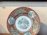 une assiette posée sur une table, avec un tableau en arrière-plan