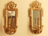 deux miroirs accrochés au mur l'un à côté de l'autre