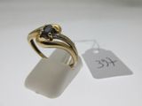 l'image d'une bague en or ornée d'une pierre noire