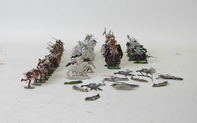 plusieurs figurines représentant des soldats armés de lances, posées sur un fond blanc