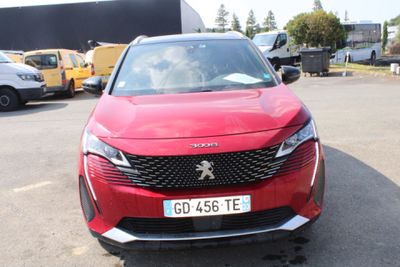 une voiture rouge garée dans un parking