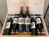 plusieurs bouteilles de vin se trouvent dans un coffret en bois sur une table