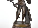 statue en bronze représentant un ange avec un arc et une flèche, posée sur un socle en marbre