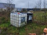un grand conteneur posé au milieu d'un champ
