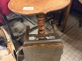une petite table avec un plateau en bois et un piètement en métal