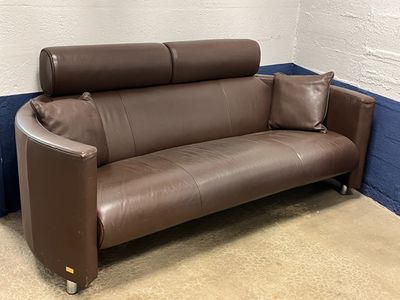 Bernard MASSOT, Paris. Canapé trois places en cuir brun, mod…