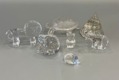 de nombreux objets en verre posés sur une table