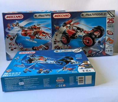 deux boîtes de legos d'une voiture de course et d'une voiture de course dans une boîte