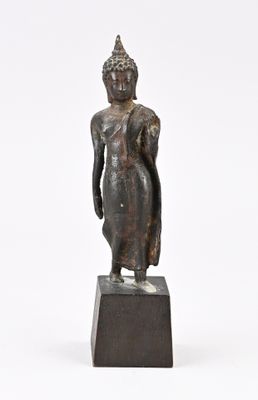 une image d'une statue en bronze représentant une personne debout sur un socle
